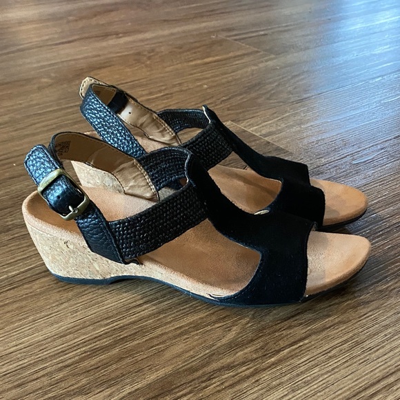 Vionic Paradise Kaytie Wedge Sandal black size 8 suede and woven straw. Strappy - Picture 1 of 7